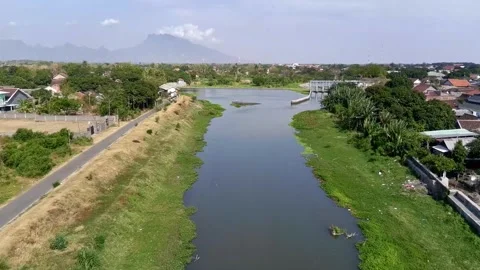The river flows into the Inner City Dam Video stock 288478708