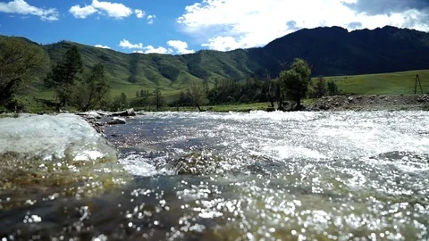 A river flows over rocks in th beautiful mountains 库存影片 96363499
