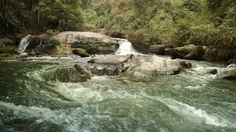 River Flows over Rocks in Thai Tropical Rainforest, with Sound Vidéo 89605536