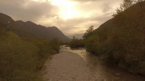 The river flows slowly in the evening light Vídeo Stock 274486674
