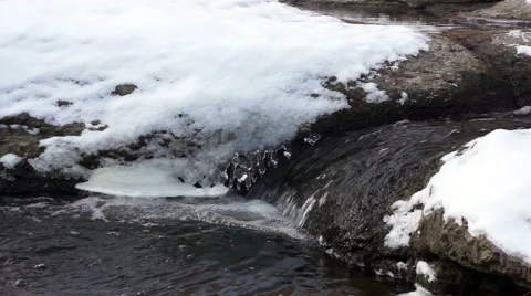 The river flows on the stones covered with snow 스톡 동영상 44664728