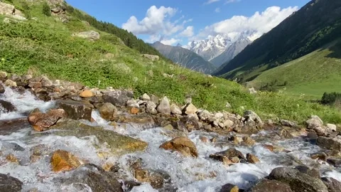 River flows through Caucasian mountains Vidéo 133894481