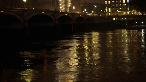 The River Flows Through The City, People Walk Along The Bridge. Vídeos de archivo 99731564