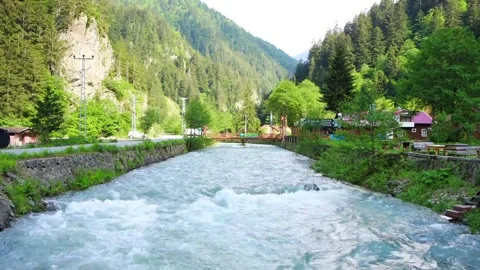 River flows through lush green valley. 스톡 동영상 305682121