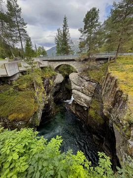 The river flows under the old bridge Foto stock