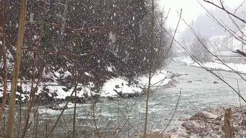 River flows in winter - Snow falls Видео 73223689