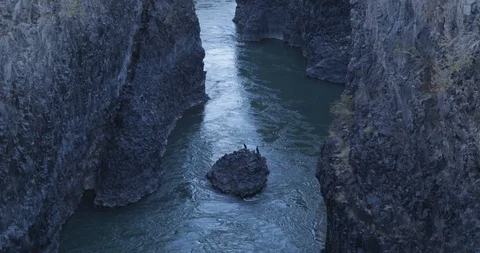 River Grande passing through trails of lava of Payunia Region Vidéo 91955244