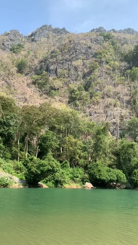 River in Kong Lor Vídeos de archivo 343178424