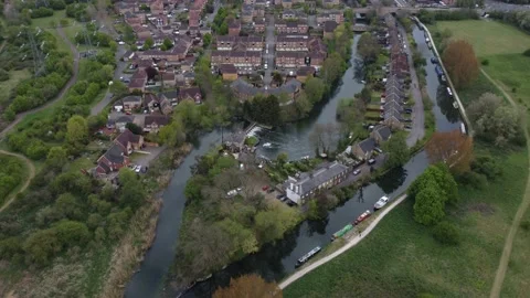 River Lea or River Lee, waltham cross, cheshunt, essex. Vídeo Stock 181150982