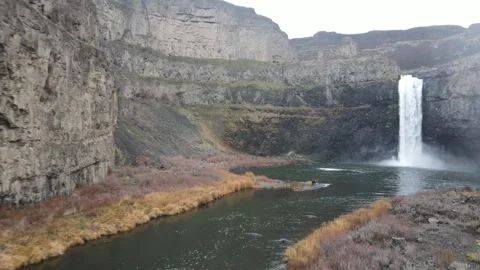 River leading up to Palouse falls Vídeos de archivo 331960079