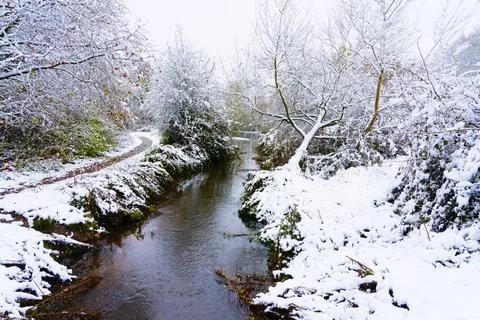 The River Leen flows through a snow covered landscape. Foto stock