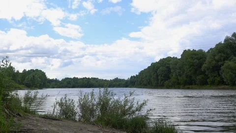River with the left on the banks under the blue sky 库存影片 112952197