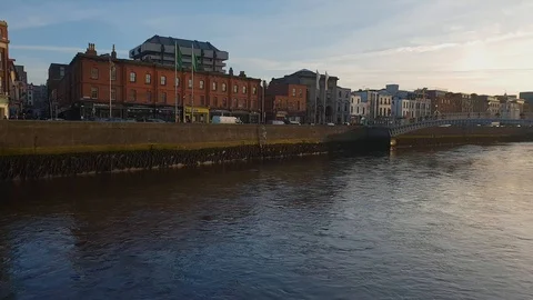 The River Liffey in Dublin in the evening - DUBLIN / IRELAND - MARCH 21, 2018 Video stock 87705014
