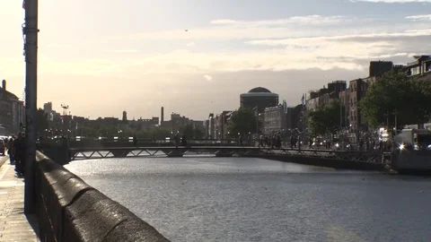 River Liffey - Dublin, Ireland Vídeo Stock 80903039