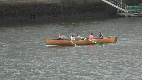 River Liffey Rowing: Women Rowing A Boat In Dublin City. Stock-Footage 338043185