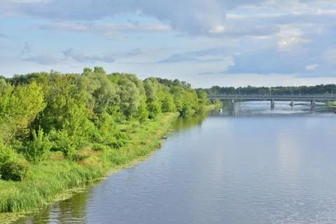 River meanders on a cloudy day, clouds in the sky. Foto stock