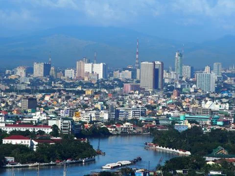 River in the middle of the city Foto stock