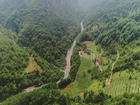 River in the mountains and farming. 스톡 동영상 80249098