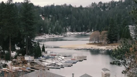 River in the Mountains with Trees, Docks, Boats and Cabins in Lake Arrowhead 스톡 동영상 142011558