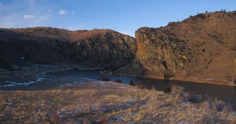 River next to the rocky mountains 動画素材 91985751