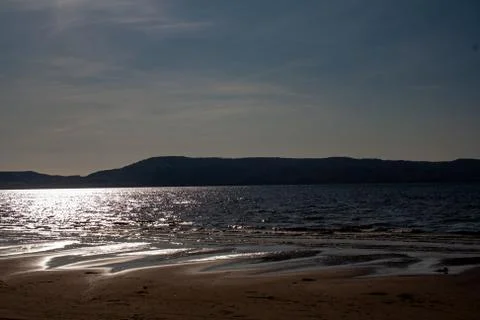 The river at night with the glare of rays Foto stock