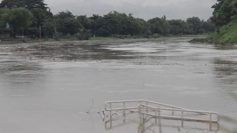 River overflowing during rains Vídeo Stock 80012622