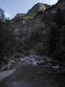 River that passes between mountains Foto stock