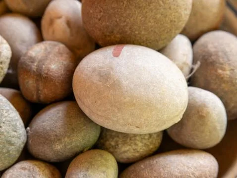 River pebbles pile with smooth rounded natural stone texture Stock-Fotos
