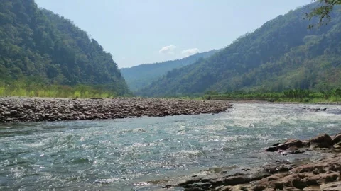 River in Peru. Mountains in the background. Vidéo 282218376