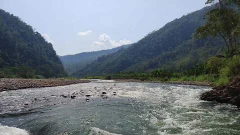 River in Peru, with trees and mountains Vídeo Stock 282218521