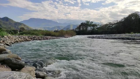 River in Peru with trees, shore and mountains. 库存影片 282217747