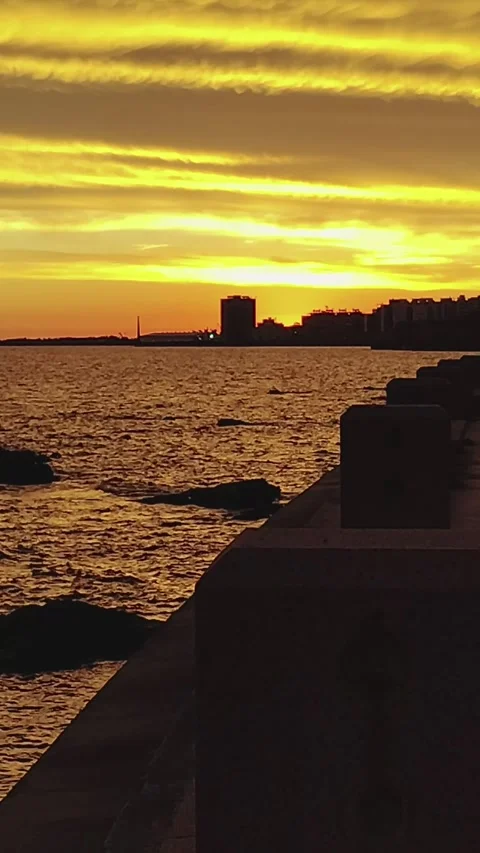 River plate river and boardwalk, montevideo, uruguay 스톡 동영상 343673238