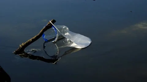 River pollution by masks and plastic cups Vídeos de archivo 221139169