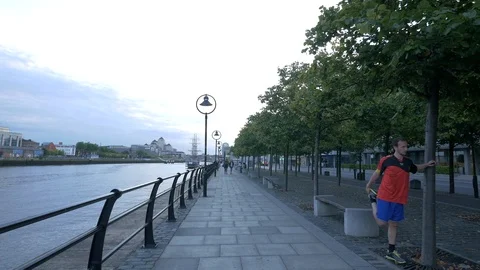 A river quay in the evening Vídeos de archivo 86509553