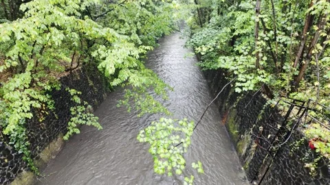 River Rea in Flood, Birmingham Flowing Through Calthorpe Park Culvert. Stock Footage 344032326