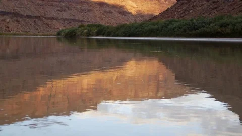 River reflection morning tight Vídeos de archivo 82542243