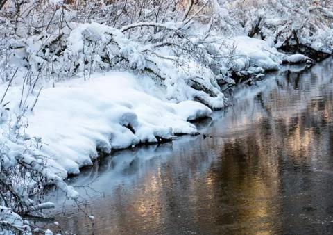 River with reflections in winter Foto stock