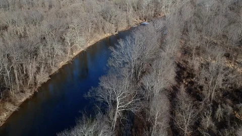 River running through a park during winter Vidéo 87342933