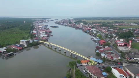 River running through yellow pedestrian bridge 動画素材 253662222