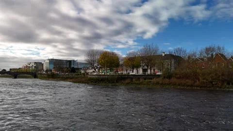 River Shannon in Limerick with Bridge and Riverside Buildings Vídeo Stock 333412874