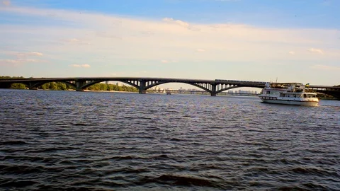 River ship and subway in motion 库存影片 116090895