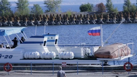 River ship at the pier. Passengers on board. Video stock 100162468