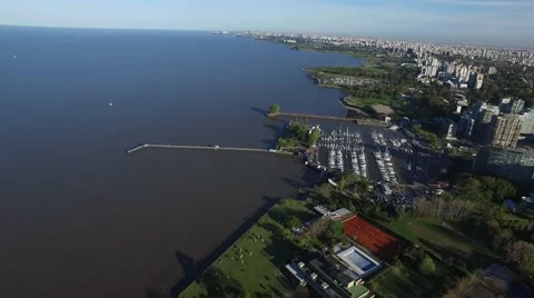 River side city and yatchs harbour aerial view camera moving forward Vídeo Stock 68302289