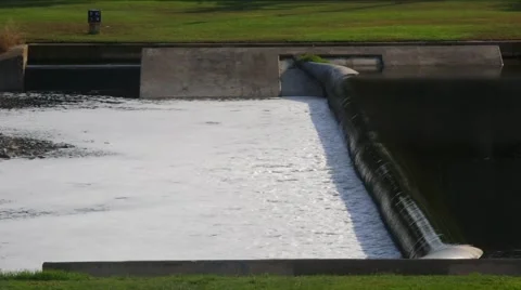 River with small waterfall that generates foam. Vídeos de archivo 52544121