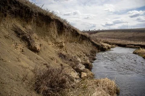 River with Small Waterfall in Valley Foto stock