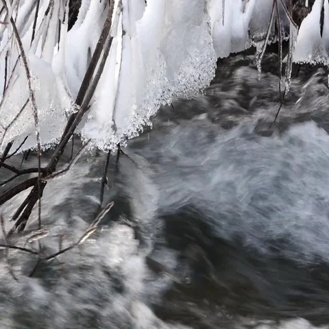River in snowy forest 動画素材 69469401