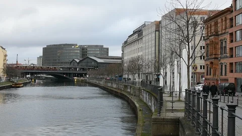 The river Spree in Berlin 스톡 동영상 101095920