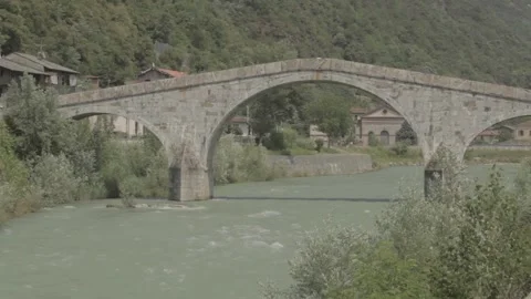 The river stone bridge Stockbeeldmateriaal 149124011