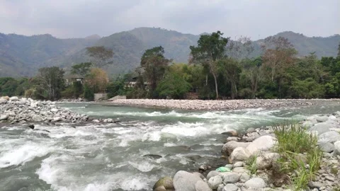 River with strong current and shore in Peru Vídeo Stock 283193300