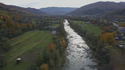 River in the sunset. Green valley. 库存影片 165165251